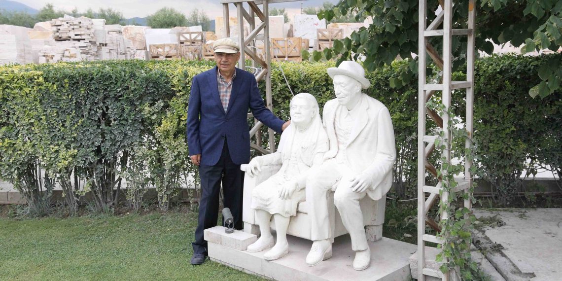 Koloninin Başında Koca Bir Çınar: Nihat Kömürcüoğlu