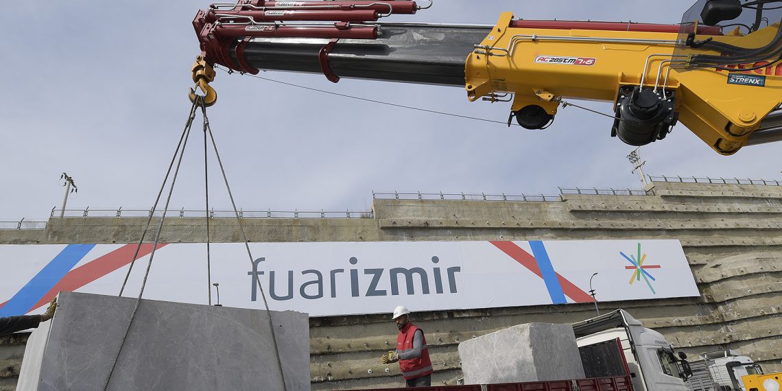 İzmir’e “Taş” yağıyor