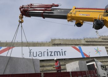 İzmir’e “Taş” yağıyor