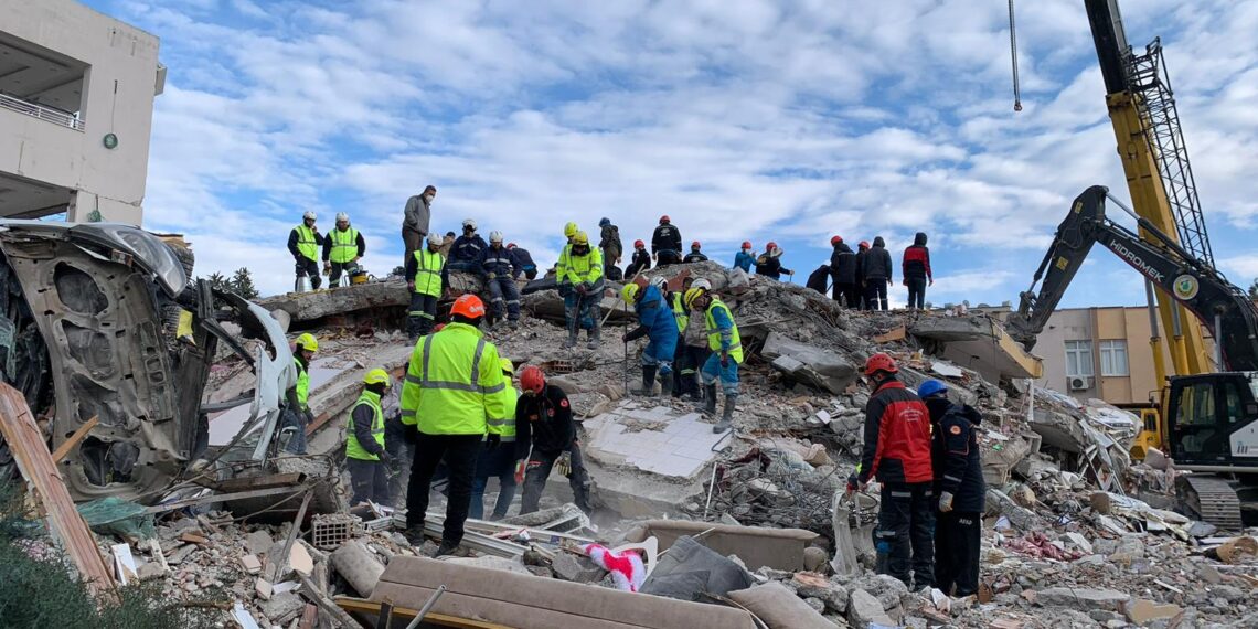 Madenciler iş makinalarını, arama kurtarma ekiplerini deprem bölgelerine sevk etti
