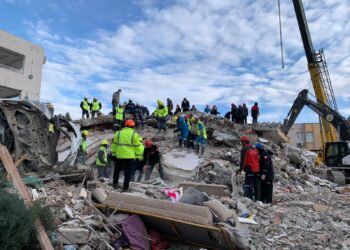 Madenciler iş makinalarını, arama kurtarma ekiplerini deprem bölgelerine sevk etti
