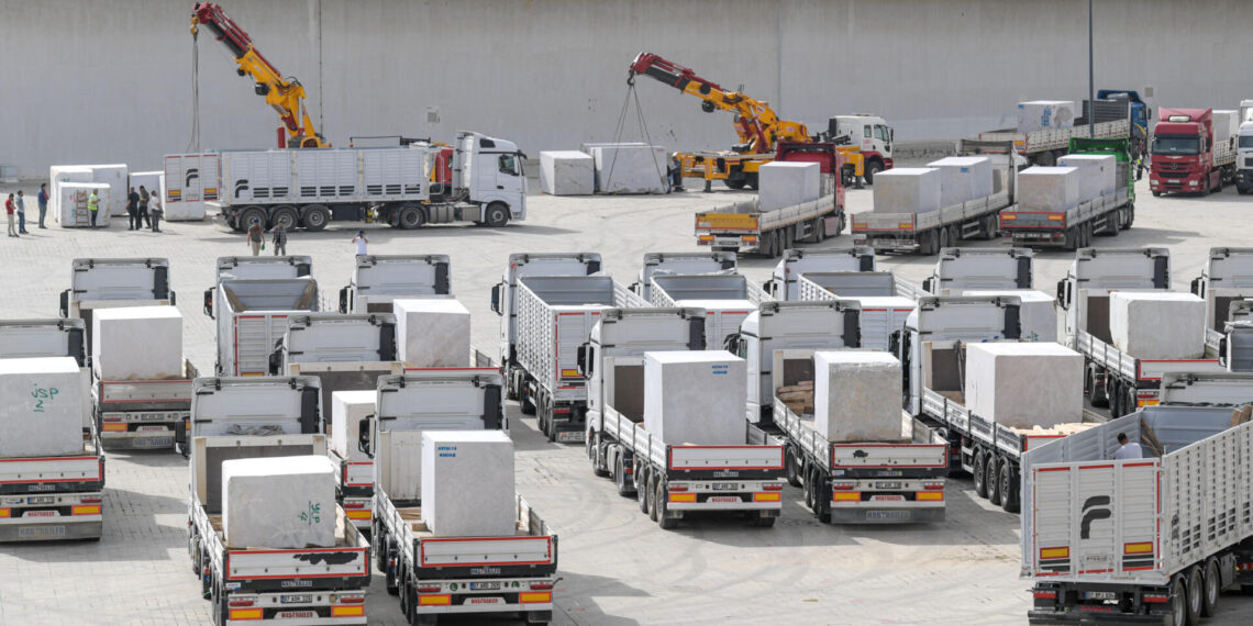 Marble İzmir’de ilk doğal taş alana getirildi